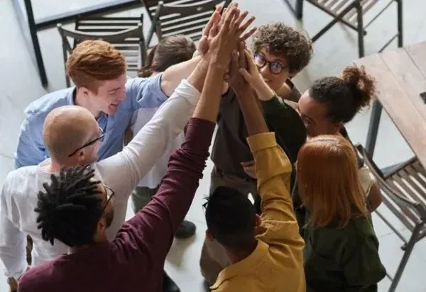 Featured image for the article 7 Techniques for Building a Vibrant and Engaged Online Community