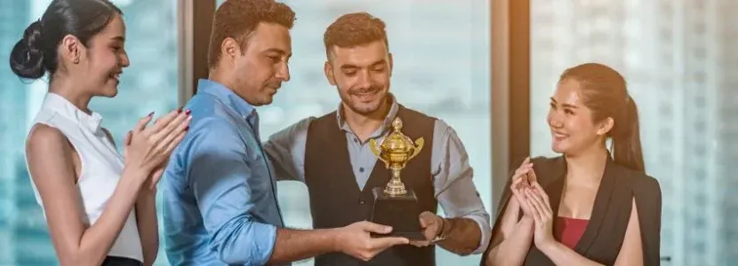 Featured image for the article Creating A Culture Of Recognition: 10 Key Practices From Industry Leaders